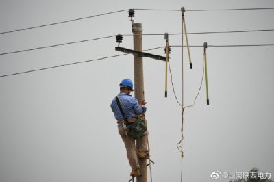 為拆遷群眾架設臨時線路300余米 新立桿1基 為拆遷群眾架設臨時線路300余米 新立桿1基