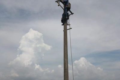 冒雨進(jìn)行10kV王忠線長(zhǎng)沙支線#1-#5桿導(dǎo)線遷改 冒雨進(jìn)行10kV王忠線長(zhǎng)沙支線#1-#5桿導(dǎo)線遷改