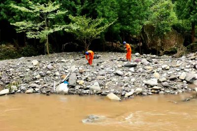 雷波縣供電公司頂著炎炎烈搶修10千伏中銀線 雷波縣供電公司頂著炎炎烈搶修10千伏中銀線