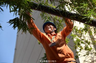 成都供電公司免費(fèi)為停車棚布線 安裝充電插座 電表和照明燈 成都供電公司免費(fèi)為停車棚布線 安裝充電插座 電表和照明燈