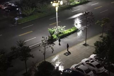 睢寧縣供電公司員工雨夜在路邊攔人提醒繞行避免觸電 睢寧縣供電公司員工雨夜在路邊攔人提醒繞行避免觸電