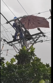 10KV中臨線羊頭壩村5號臺區(qū)2號桿“電桿上撐傘改負(fù)荷” 10KV中臨線羊頭壩村5號臺區(qū)2號桿“電桿上撐傘改負(fù)荷”