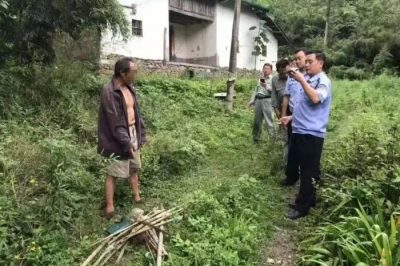 居民用鐵絲圍了個(gè)電圈 警察叔叔知道了火速上門 居民用鐵絲圍了個(gè)電圈 警察叔叔知道了火速上門