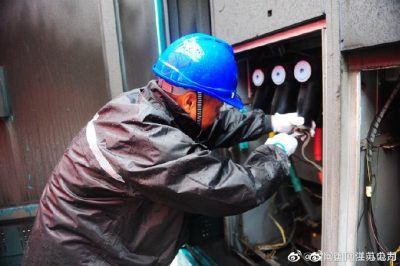 睢寧縣供電公司搶修出現(xiàn)故障的環(huán)網(wǎng)柜里電線絕緣體 睢寧縣供電公司搶修出現(xiàn)故障的環(huán)網(wǎng)柜里電線絕緣體