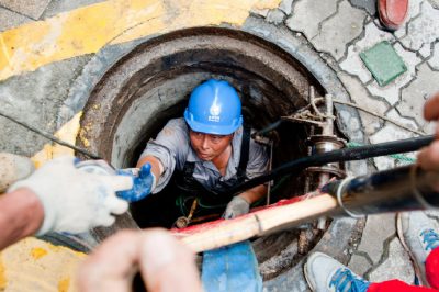 靖江市供電公司員工在靖城鎮(zhèn)御水灣小區(qū)的陰井下作業(yè) 靖江市供電公司員工在靖城鎮(zhèn)御水灣小區(qū)的陰井下作業(yè)