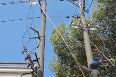 用令棒清理高壓引下線處一異物白色塑料袋 用令棒清理高壓引下線處一異物白色塑料袋