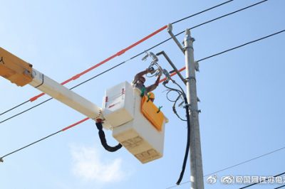 建湖縣供電公司組織員工開展帶電作業(yè)現(xiàn)場實訓 建湖縣供電公司組織員工開展帶電作業(yè)現(xiàn)場實訓