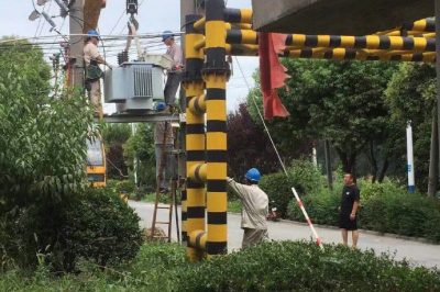 高郵供電公司更換漏油和高壓熔絲兩相熔斷的配變 高郵供電公司更換漏油和高壓熔絲兩相熔斷的配變