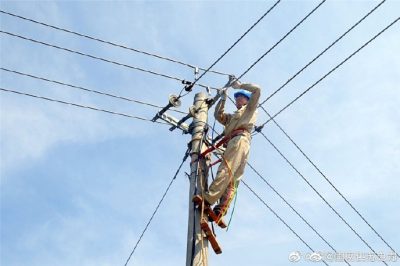珠江供電所安裝配電柜、施放8米長電纜
