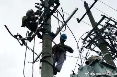 高郵市供電公司安裝新增一臺400千伏安的配電變壓器 高郵市供電公司安裝新增一臺400千伏安的配電變壓器