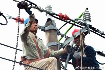 盱眙縣供電公司冒雨搶修10千伏179加油站線2號桿遭雷擊后B相及C相導(dǎo)線同時(shí)斷落