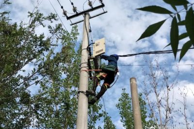 利津縣供電公司員工到北宋供電所大牛臺區(qū)開展隱患消缺工作 利津縣供電公司員工到北宋供電所大牛臺區(qū)開展隱患消缺工作