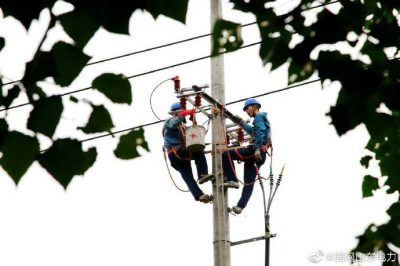 白塔鎮(zhèn)大莊線37+1號(hào)桿組裝橫擔(dān)、刀閘、令克等設(shè)備