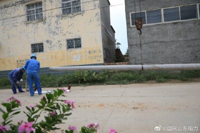 梁山縣供電公司新立電桿6基、新建低壓架空絕緣線0.31千米、新增一臺400千伏安變壓器