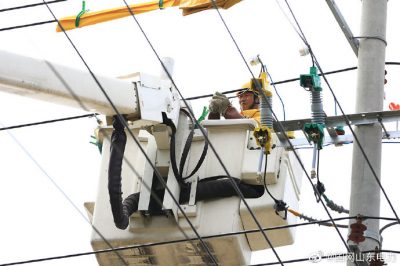 10千伏彭集三臺支線4號桿新增250千伏安變壓器帶電接火 10千伏彭集三臺支線4號桿新增250千伏安變壓器帶電接火
