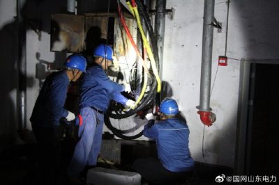 小區(qū)地下停車場處燒毀的電纜進行絕緣、防水處理