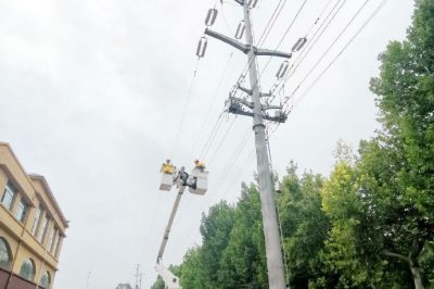 臨清市供電公司帶電更換10千伏廣場線17號桿C相開關設備線夾