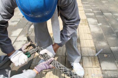 10千伏新甫線施工現(xiàn)場(chǎng)新泰市供電公司冒高溫進(jìn)行立桿架線等作業(yè) 10千伏新甫線施工現(xiàn)場(chǎng)新泰市供電公司冒高溫進(jìn)行立桿架線等作業(yè)