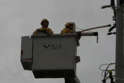 四十里鎮(zhèn)10千伏東艾家莊35號桿瓷瓶老化斷裂順利完成絕緣子帶電更換 四十里鎮(zhèn)10千伏東艾家莊35號桿瓷瓶老化斷裂順利完成絕緣子帶電更換