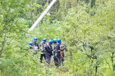 棗莊高新區(qū)黑峪村東配電室低壓北支線6號(hào)桿進(jìn)行雨中搶修 棗莊高新區(qū)黑峪村東配電室低壓北支線6號(hào)桿進(jìn)行雨中搶修