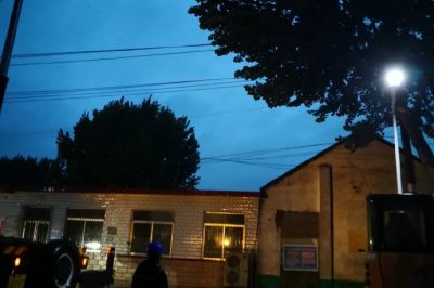 龍口市供電公司搶修被刮倒的樹木打斷的兩條10千伏線路 龍口市供電公司搶修被刮倒的樹木打斷的兩條10千伏線路