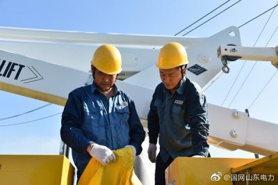東平縣供電公司在10千伏范村線16號桿護(hù)村周邊帶電作業(yè)