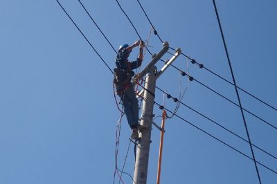 沂源縣供電公司在下柳溝臺區(qū)進行線路改遷 沂源縣供電公司在下柳溝臺區(qū)進行線路改遷