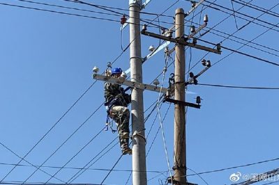 龍口市供電公司不懼高溫組裝臺架金具 龍口市供電公司不懼高溫組裝臺架金具