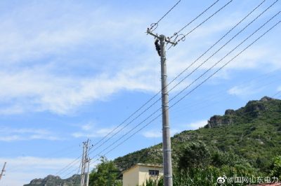 青州市供電公司在10千伏富旺線進(jìn)行農(nóng)網(wǎng)升級(jí)改造 青州市供電公司在10千伏富旺線進(jìn)行農(nóng)網(wǎng)升級(jí)改造