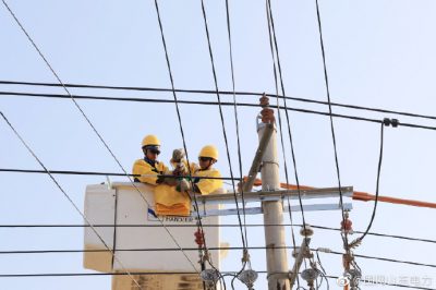 10千伏城郊南線永安支線11號(hào)桿帶電接火新增變壓器 10千伏城郊南線永安支線11號(hào)桿帶電接火新增變壓器