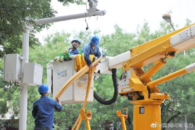 帶電作業(yè)10千伏文昌線(xiàn)20—21號(hào)桿之間新增一臺(tái)區(qū) 帶電作業(yè)10千伏文昌線(xiàn)20—21號(hào)桿之間新增一臺(tái)區(qū)