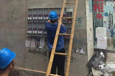 磁縣供電公司農(nóng)村更換電表箱、整理不規(guī)范線路