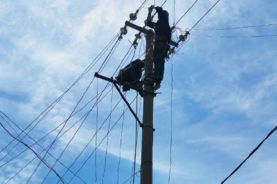 配變末端進(jìn)行耐張搭接和直線開耐張，完成線路切割