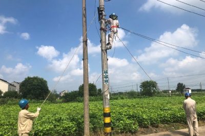 吳江區(qū)供電公司在新營1號變拆除存在安全隱患的廢舊線路 吳江區(qū)供電公司在新營1號變拆除存在安全隱患的廢舊線路