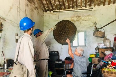 常熟市供電公司為居民維修電燈開關(guān)和電風(fēng)扇插座 常熟市供電公司為居民維修電燈開關(guān)和電風(fēng)扇插座