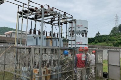 爬上開關(guān)柜頂部對設(shè)備進行檢修排查10kV母線缺陷 爬上開關(guān)柜頂部對設(shè)備進行檢修排查10kV母線缺陷