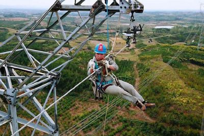 1000千伏特高壓輸電線進行常規(guī)體檢 1000千伏特高壓輸電線進行常規(guī)體檢