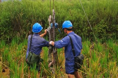 電力工人在塔尖銀線上 田間地頭里 忙得不亦樂乎 電力工人在塔尖銀線上 田間地頭里 忙得不亦樂乎