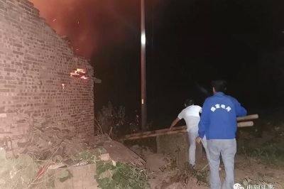 路遇消防員救火 趕緊搭把手停電 路遇消防員救火 趕緊搭把手停電