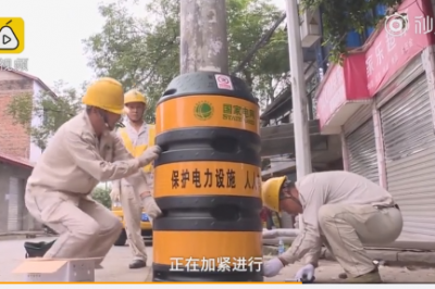 低頭族福音！電桿穿上“防撞衣”  夜晚還能反光
