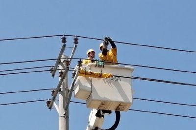 梁山縣供電公司在10千伏西環(huán)路線6號桿 9號桿開展帶電作業(yè) 梁山縣供電公司在10千伏西環(huán)路線6號桿 9號桿開展帶電作業(yè)