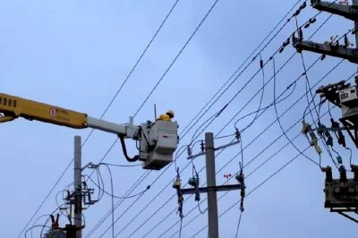 陵城區(qū)供電公司為公交公司變壓器帶電接火 陵城區(qū)供電公司為公交公司變壓器帶電接火