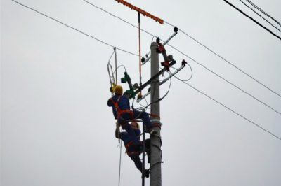 為臨沂某再生資源有限公司新上250千伏安變壓器帶電搭頭 為臨沂某再生資源有限公司新上250千伏安變壓器帶電搭頭