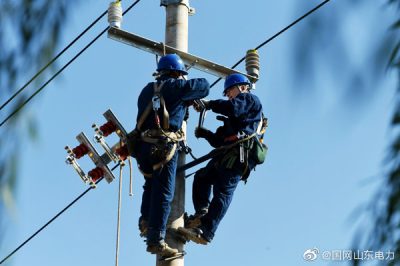 濟(jì)陽(yáng)區(qū)供電公司員工對(duì)10千伏鎮(zhèn)北線進(jìn)行檢修改造 濟(jì)陽(yáng)區(qū)供電公司員工對(duì)10千伏鎮(zhèn)北線進(jìn)行檢修改造