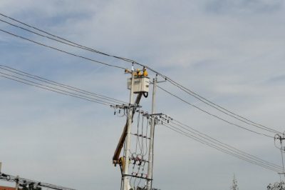 龍口市供電公司為小屯村3號新臺架帶電接火 龍口市供電公司為小屯村3號新臺架帶電接火