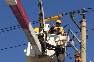 黃島區(qū)供電公司在王臺(tái)鎮(zhèn)10千伏陳大線進(jìn)行帶電接火作業(yè) 黃島區(qū)供電公司在王臺(tái)鎮(zhèn)10千伏陳大線進(jìn)行帶電接火作業(yè)
