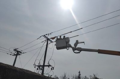 臨沭縣供電公司為某污水處理公司新上315千伏安變壓器帶電接火 臨沭縣供電公司為某污水處理公司新上315千伏安變壓器帶電接火