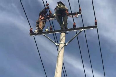 衡水供電公司在桃城區(qū)5910線路改造現(xiàn)場加緊進行緊線施工 衡水供電公司在桃城區(qū)5910線路改造現(xiàn)場加緊進行緊線施工