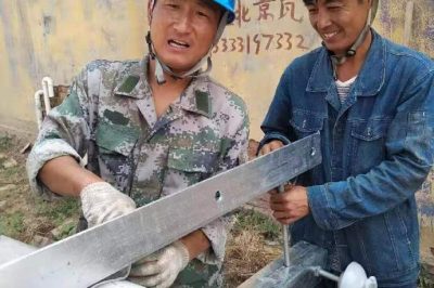 廣宗縣供電公司在劉全寨村進(jìn)行線(xiàn)路改造