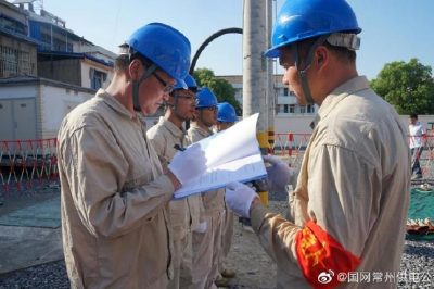 溧陽(yáng)市供電公司在周城實(shí)訓(xùn)基地開展帶電作業(yè)模擬演練